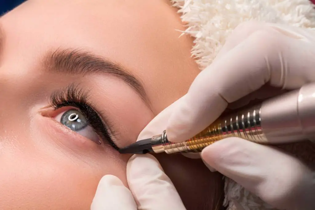 Eye-liner-2-1024x683.jpg.webp
