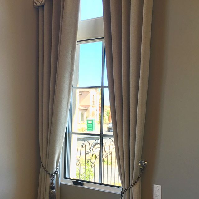 Love ❤️ the fabric choice for these dramatic custom arched cornices and drapery panels