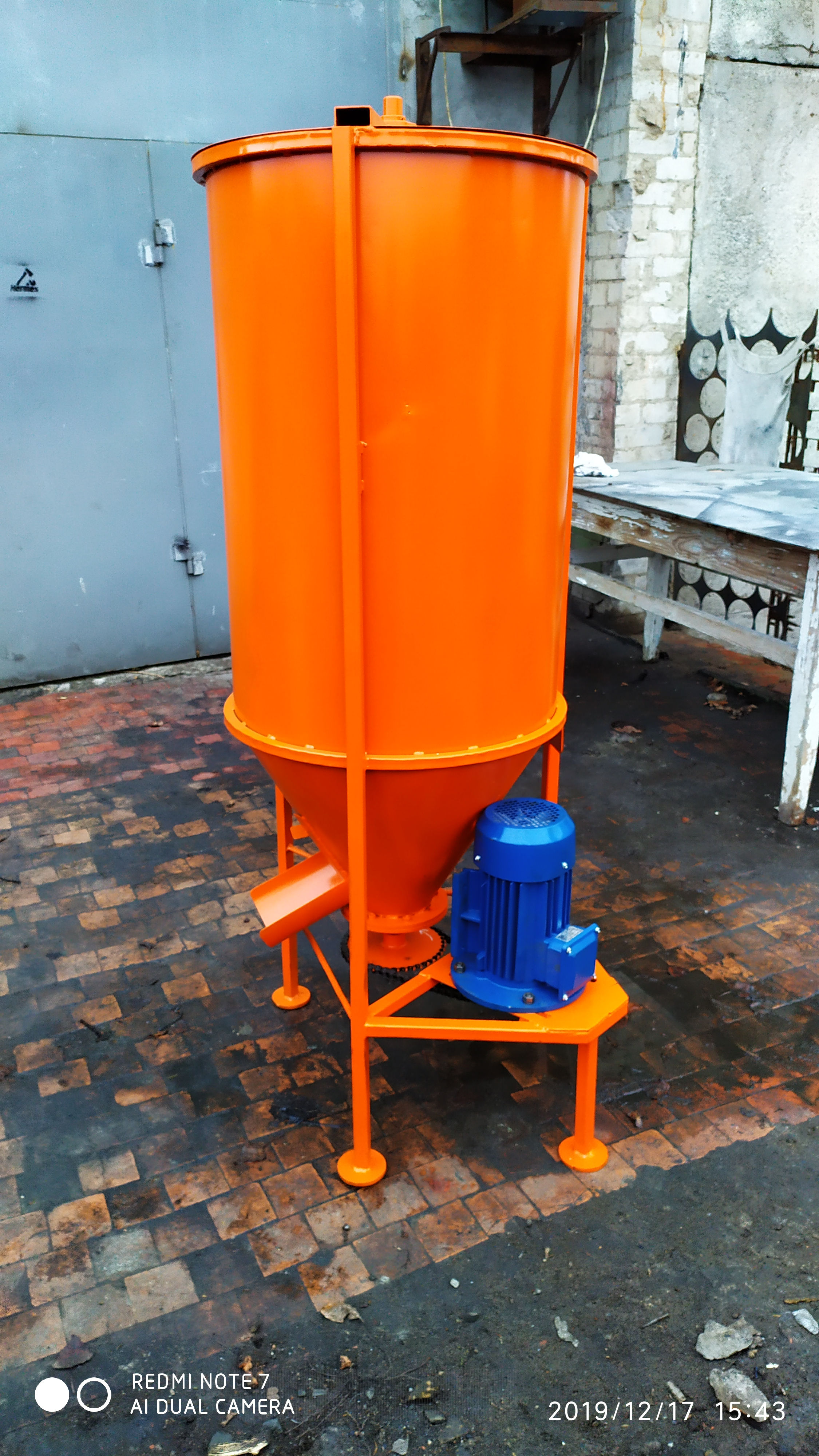 Смеситель кормов 270л