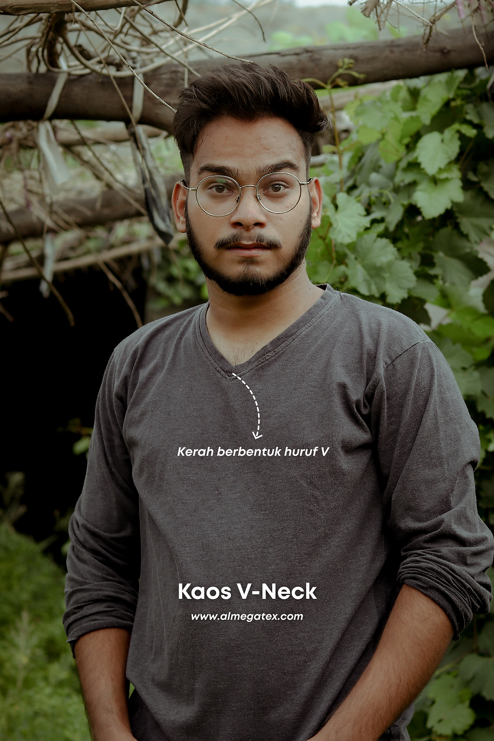 Kaos V-neck punya ciri khas kerah berbentuk huruf āVā di bagian depan. Potongan ini membuat leher terlihat lebih jenjang dan memberi kesan stylish.