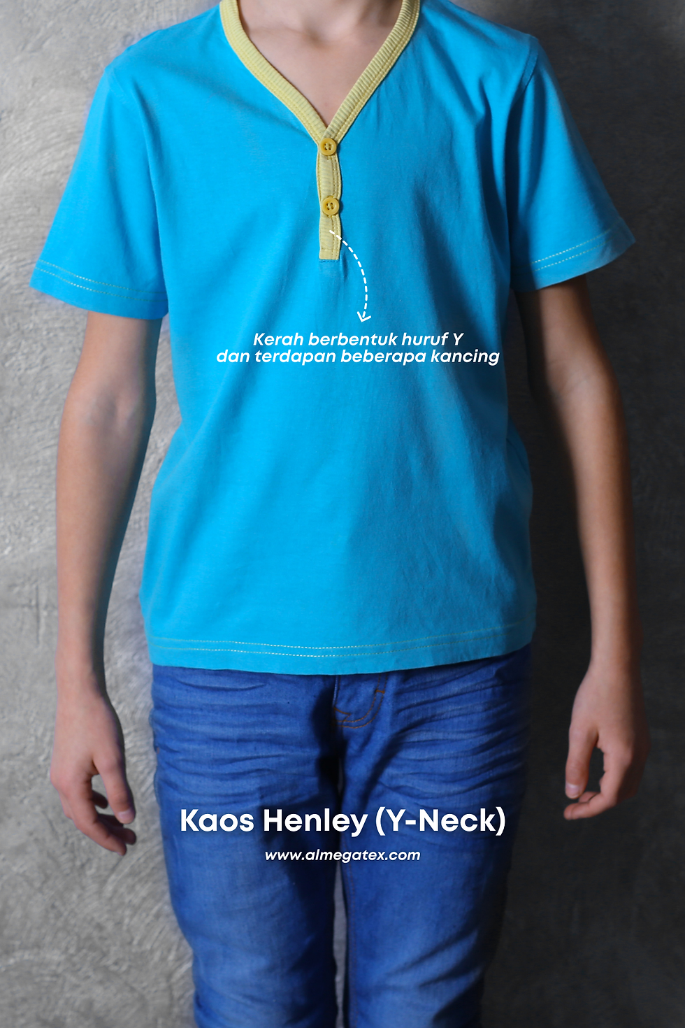 Kaos henley sekilas mirip dengan V-neck, tapi ditambahkan beberapa kancing di bagian depan.