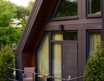 Chalet by Provence – fațadă cabană din lemn, cazare premium în stil provensal