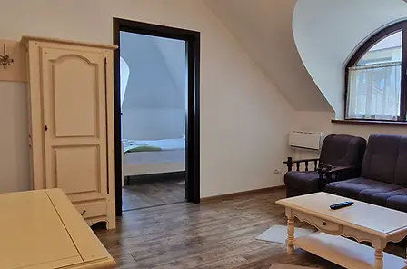 Provence Suceava – interior cameră de cazare cu lumină naturală