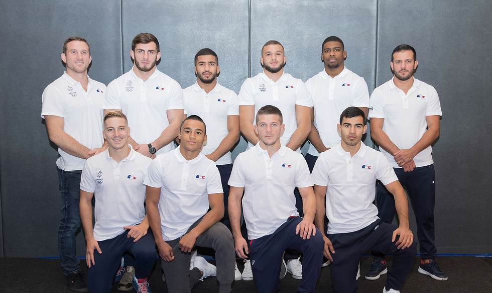 Vue en gros plan d'un entraîneur discutant avec ses joueurs