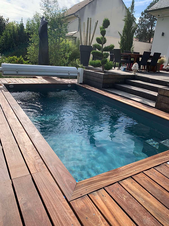 Piscine avec terrasse en bois