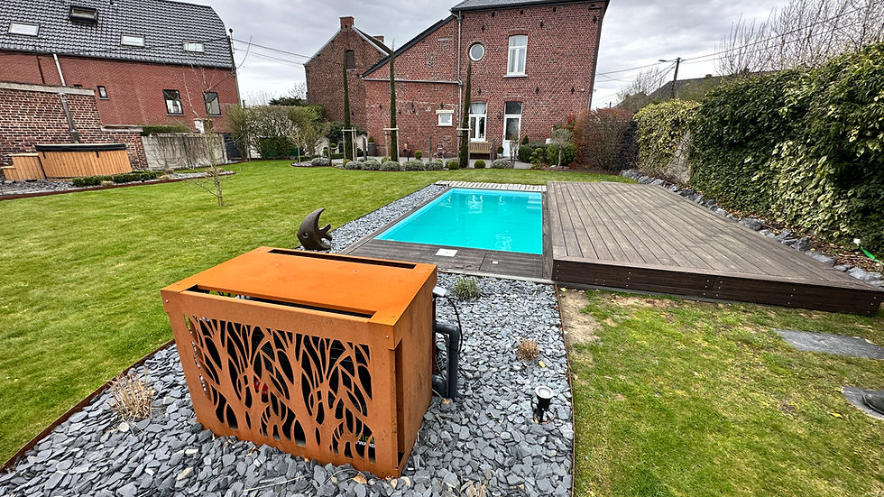 Réalisation en Belgique — piscine container avec terrasse composite, machinerie habillée en corten, jardin paysagé
