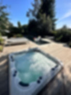 Piscine container design de 9 mètres dans un jardin moderne avec un spa