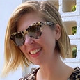 Chica con gafas sonriendo