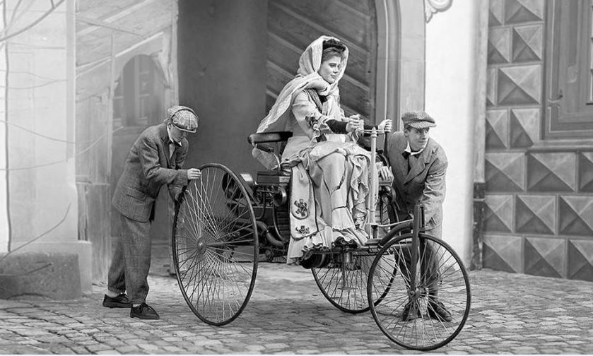 Bertha Benz a férje által feltalált járművön