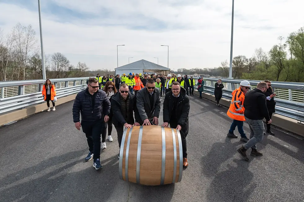 hordógurítás a Paks-Kalocsa hídon