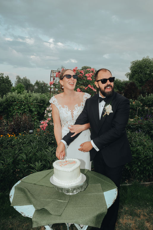 couple cutting the wedding cake outdoors in Hampshire 