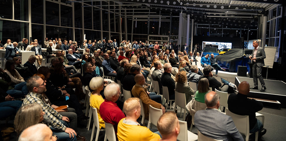 Keynotespeaker Prof. Däfler bei einem Vortrag mit vielen Zuhörern