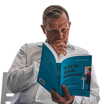 Prof. Däfler beim Lesen
