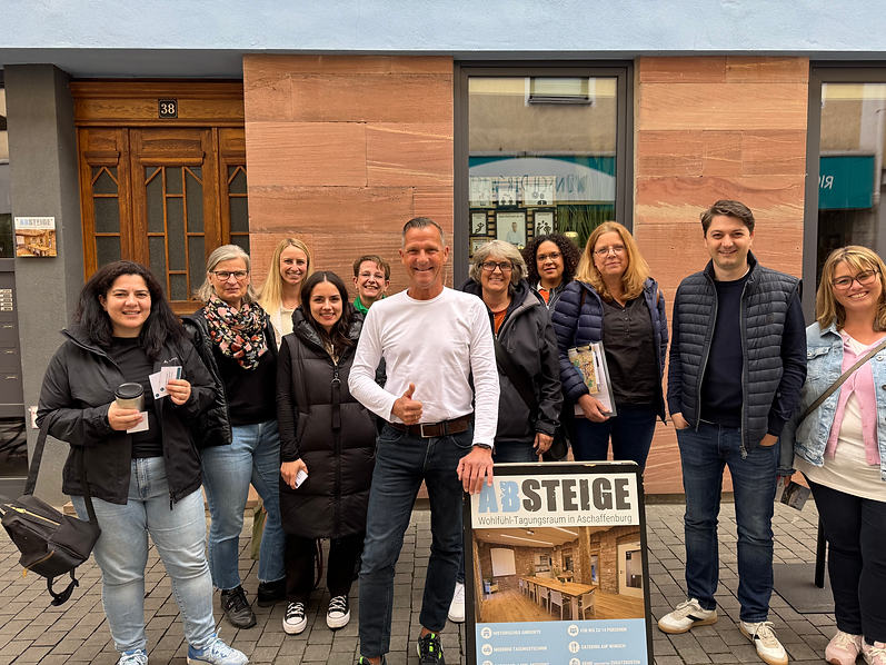 Prof. Däfler mit einer Gruppe beim Teambuilding
