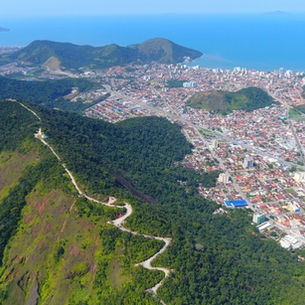 Entre a Mata Atlântica, o déficit habitacional e o risco climático: a nova pressão urbana no Litoral Norte