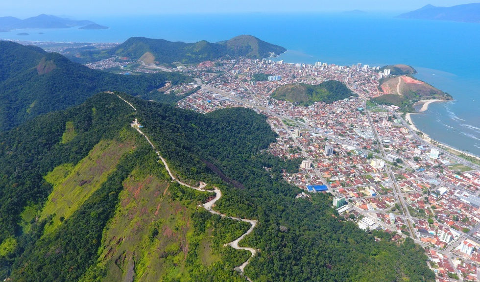 Entre a Mata Atlântica, o déficit habitacional e o risco climático: a nova pressão urbana no Litoral Norte