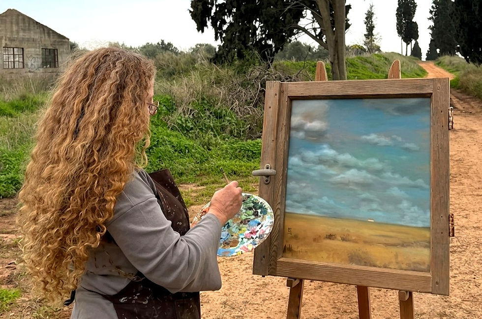 שרון יוחאי מציירת נופים על עצים