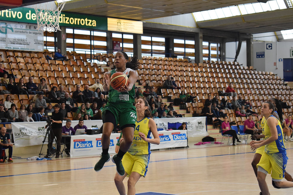 Roundtree vuela hasta el aro rival.