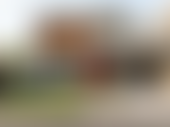 Casa residencial de médio padrão representando locação de imóveis e análise tributária com IBS, CBS e holding imobiliária