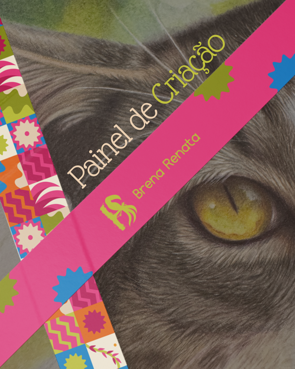 gato com olhos amarelos e pelagem mestiça em posição deitada 