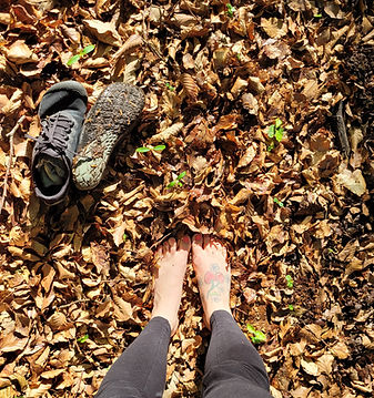 Barfußgehen im Herbstlaub beim Waldbaden an der Mosel – Achtsamkeit mit allen Sinnen erleben