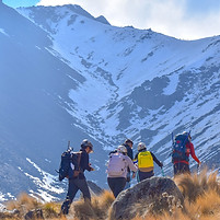 Grupo de senderistas explorando la montaña con guías de Libres y Viajeros en un entorno natural y seguro.