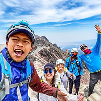 Montañistas en la cima del Nevado de Toluca durante un ascenso guiado por Libres y Viajeros con vista a los cráteres y laguna