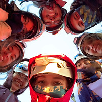 Grupo de montañistas celebrando en la cima de la montaña tras un ascenso guiado por Libres y Viajeros.