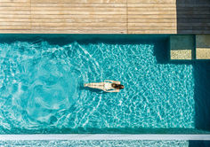 Frau schwimmt in Naturpool