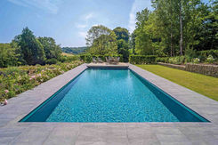 Naturpool mit gepflegtem Garten