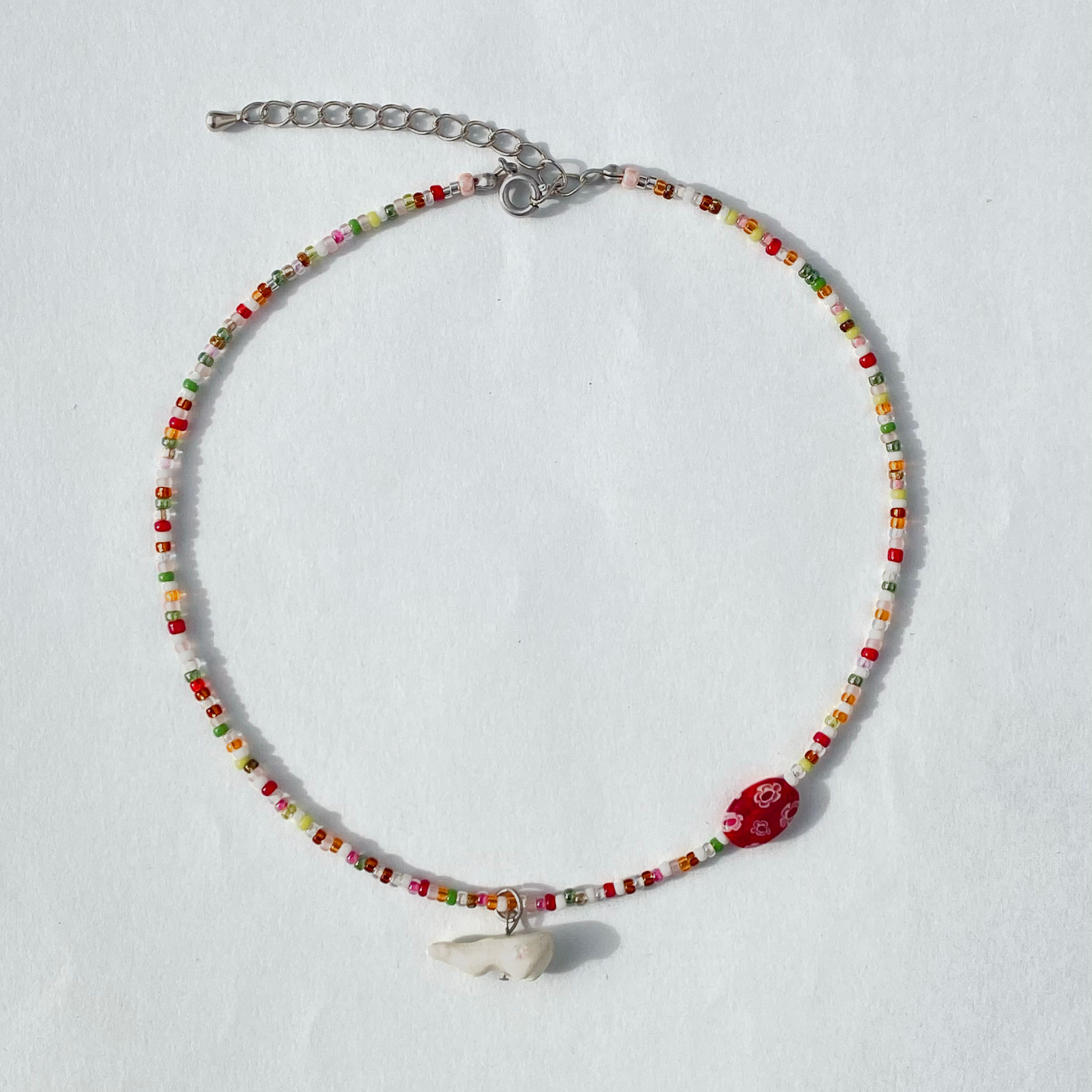 ダックスフンドのカラフルなチョーカー