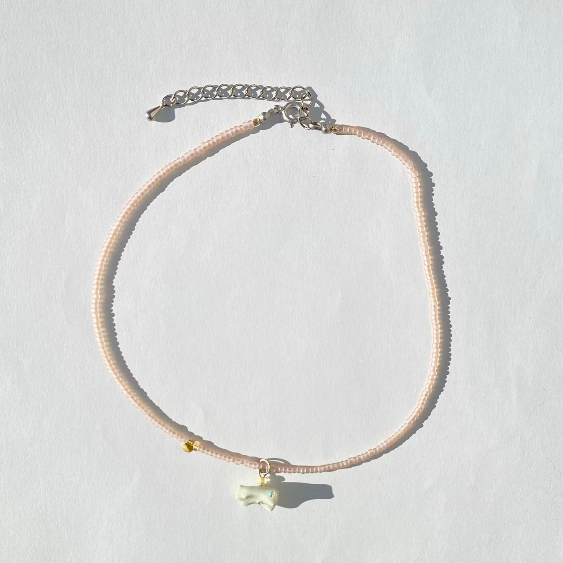 くまのぽつんとしたチョーカー