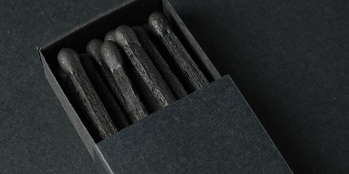 Otwarte czarne opakowanie zapałek, element zestawu prezentowego SET NO.01 PURE SELECT.