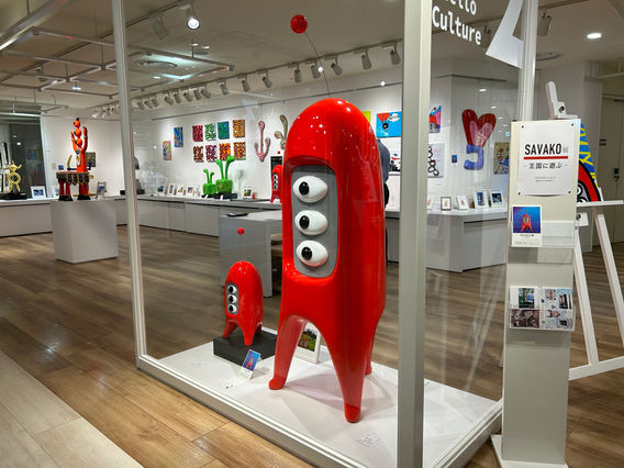 赤い三つ目のポルチコポピリン他、ユニークなフォルムの彫刻作品がいっぱい!
