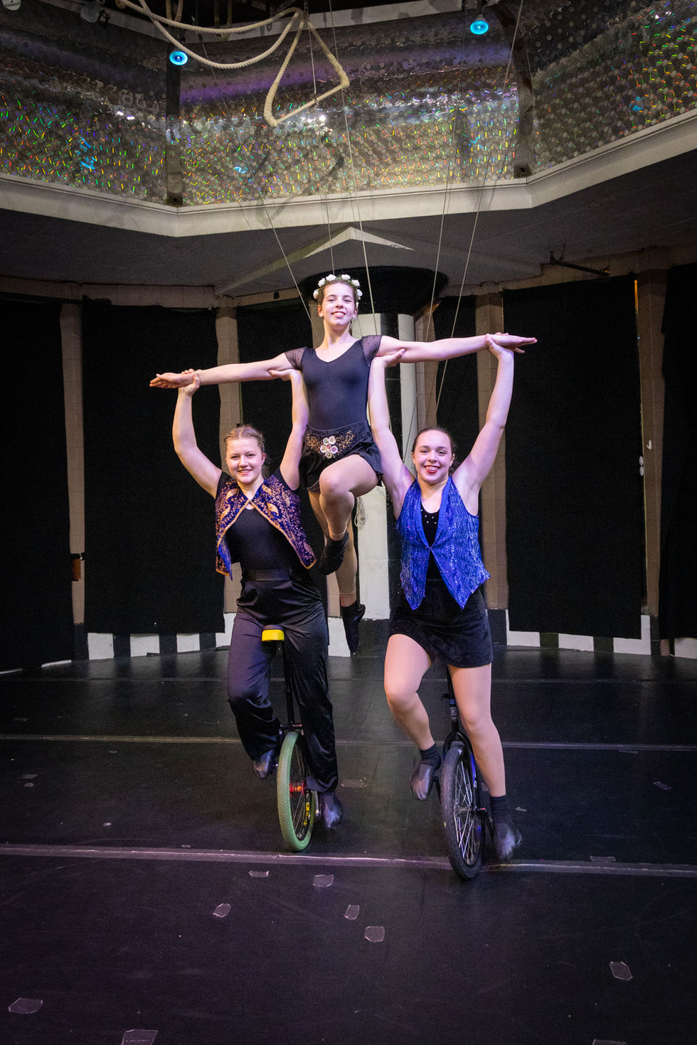 Village People en monocycle dans Unbound
