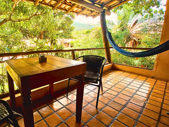 Nossas suítes master que ficam no 1º andar possuem uma ampla varanda privativa com vista para a área verde. Nela você ainda usufrui de mesa com poltronas, rede e varal
Recanto Villa São João
Guest House