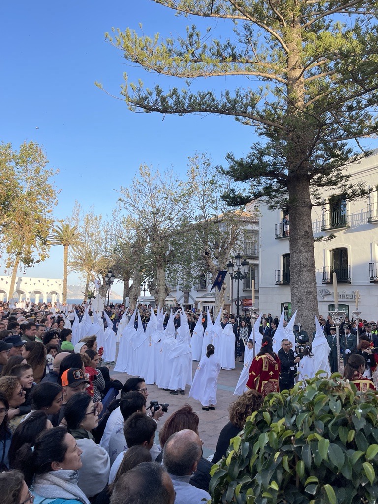 Typiskt påskfirande i Nerja med processioner och vitklädda personer med vita huvor