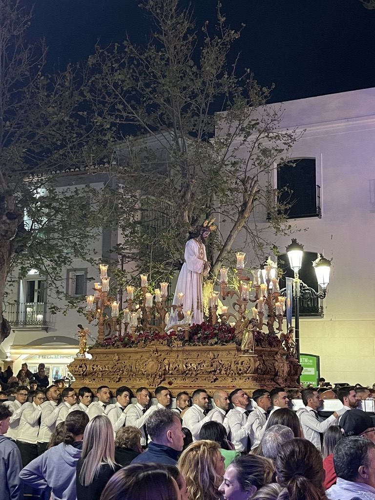 Typisk prosession i Nerja under påsken med Jesus