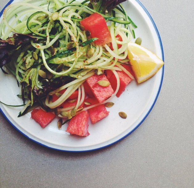 Salada refrescante de Macarrão de pepino e melancia