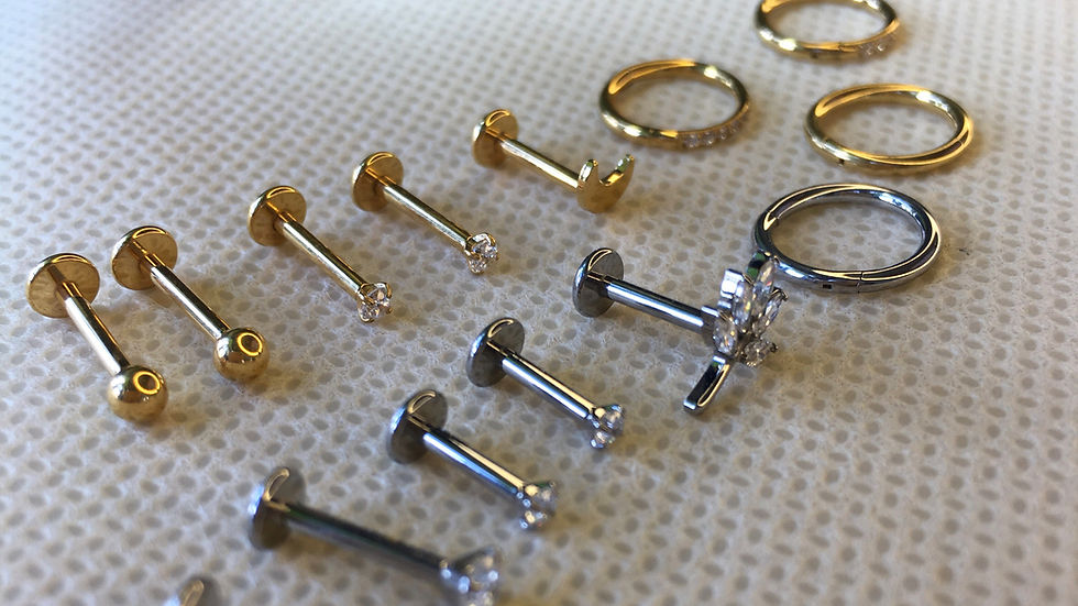 Piercing e brinco é a mesma coisa? Entenda a diferença antes de furar