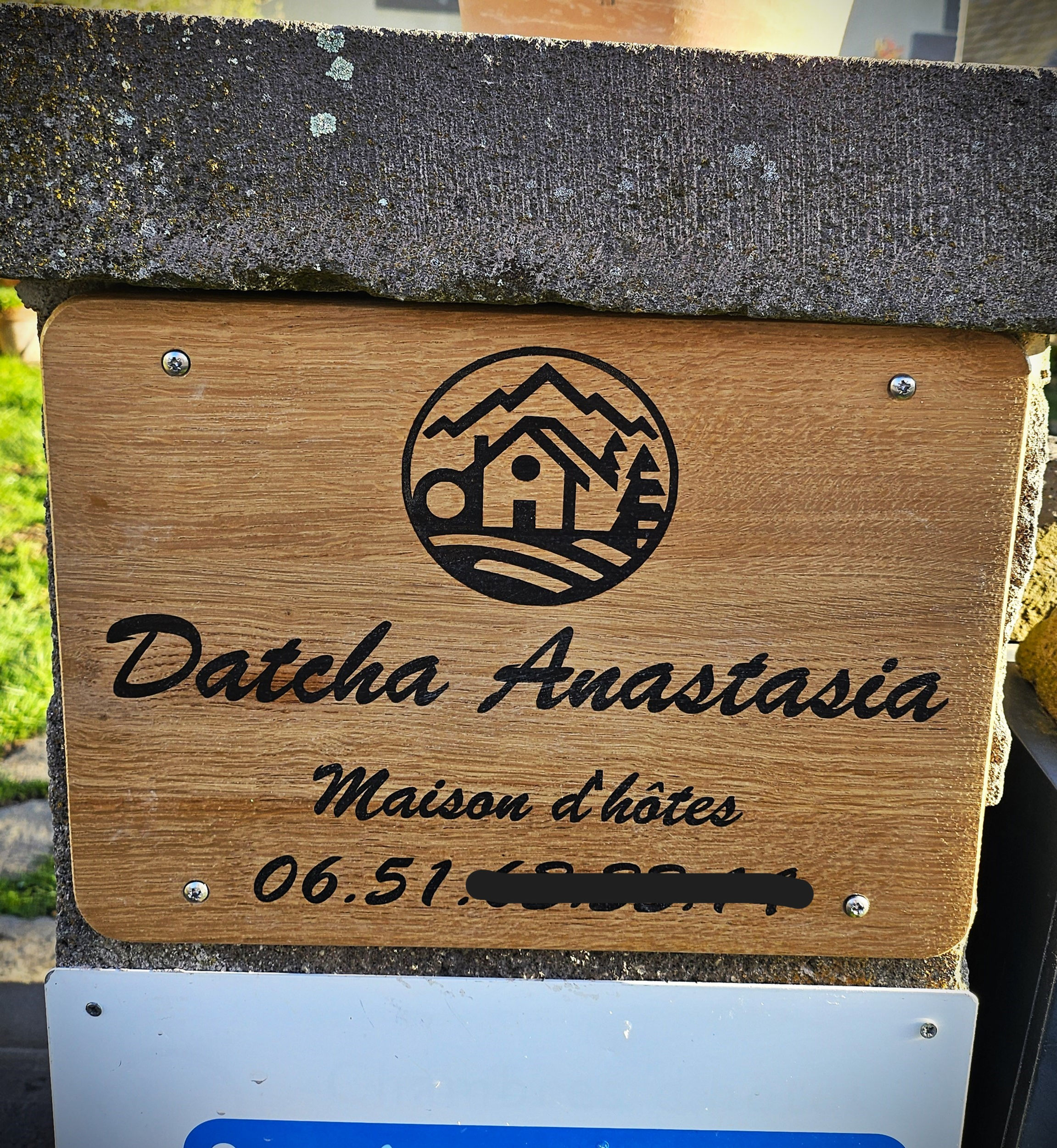 Panneau en bois extérieur personnalisé pour maison d'hôte