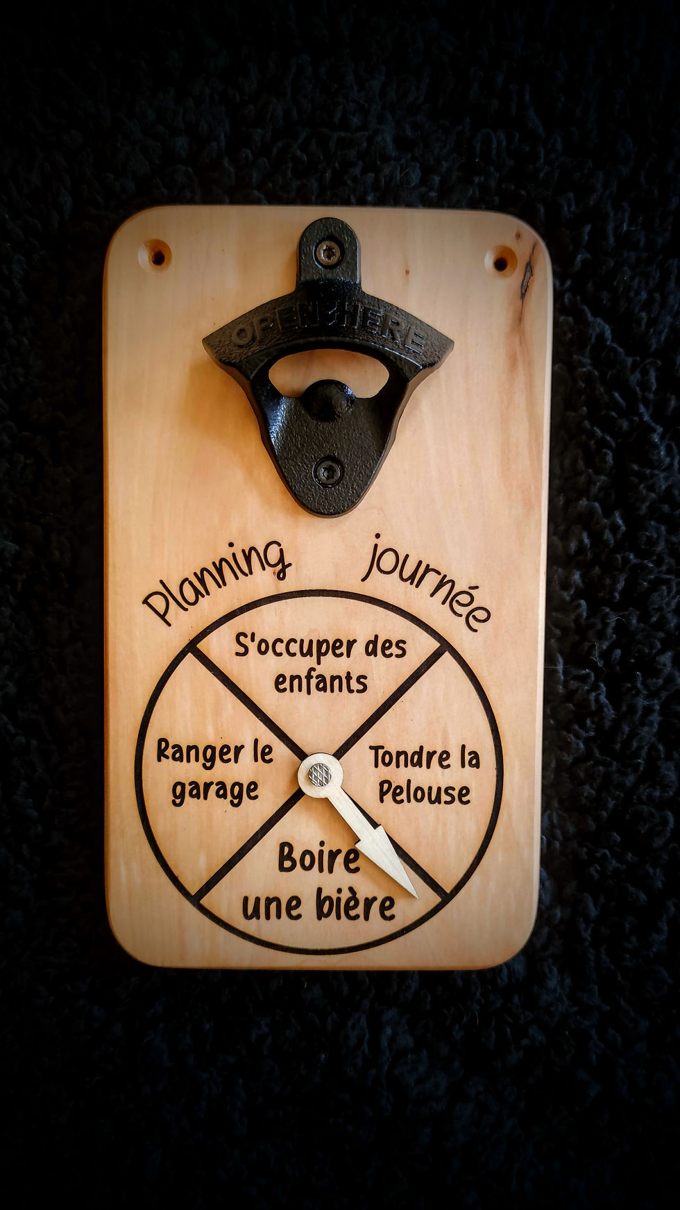 Décapsuleur mural avec roue et personnalisation du texte. Artisanat français