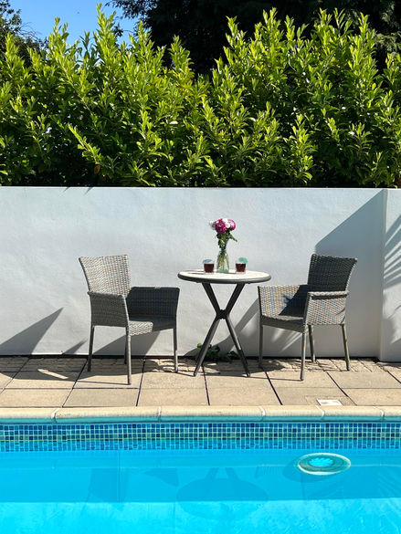 Pool area seating at Poolside Lodges