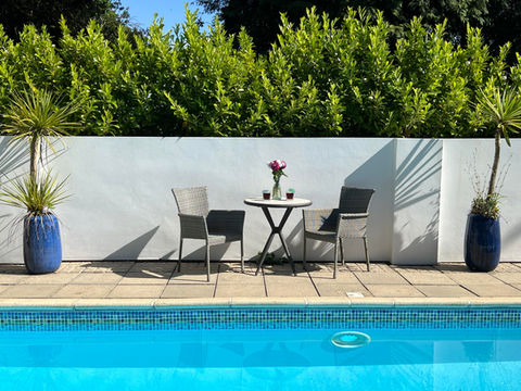 Pool area seating at Poolside Lodges