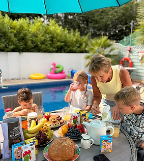 Family meals at Poolside Lodges