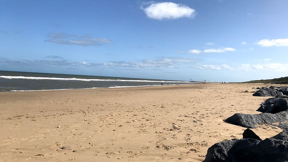 Landscape photo of Cart Gap beach with horizon and boulders