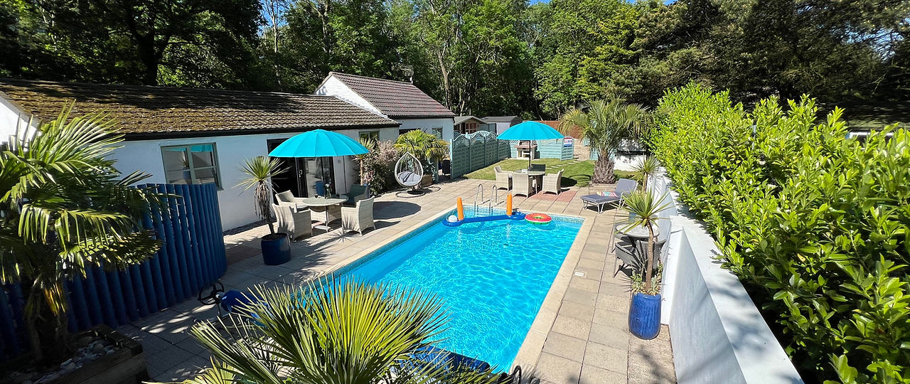 Poolside & Palm View with pool