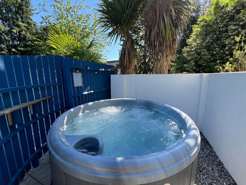 round jacuzzi
