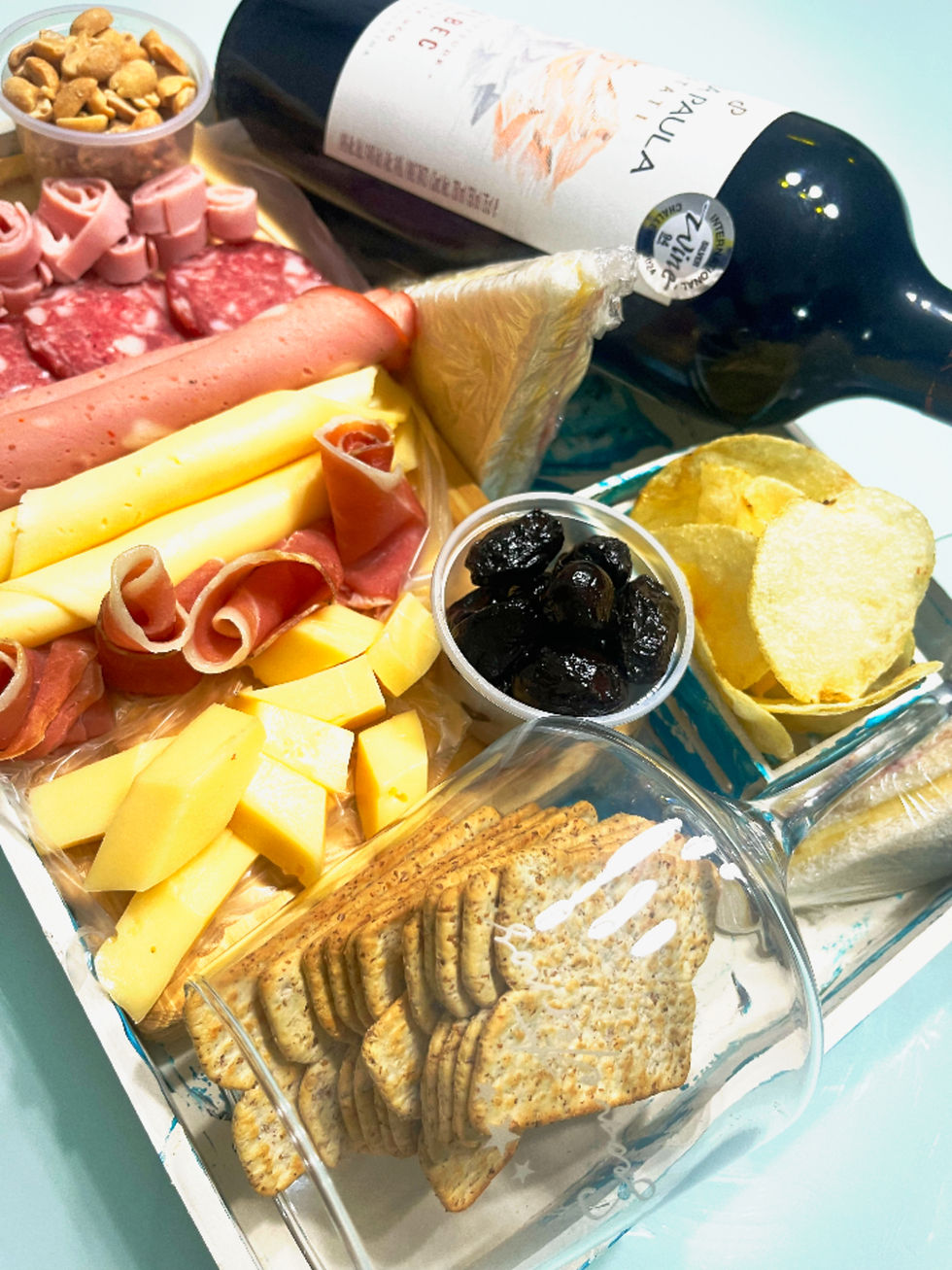 Picada con queso, fiambres, aceintunas, vino, copa de mundial y bandeja artística pintada a mano, para regalo a domicilio
