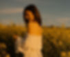 femme souriante au couché de soleil dans les vosges